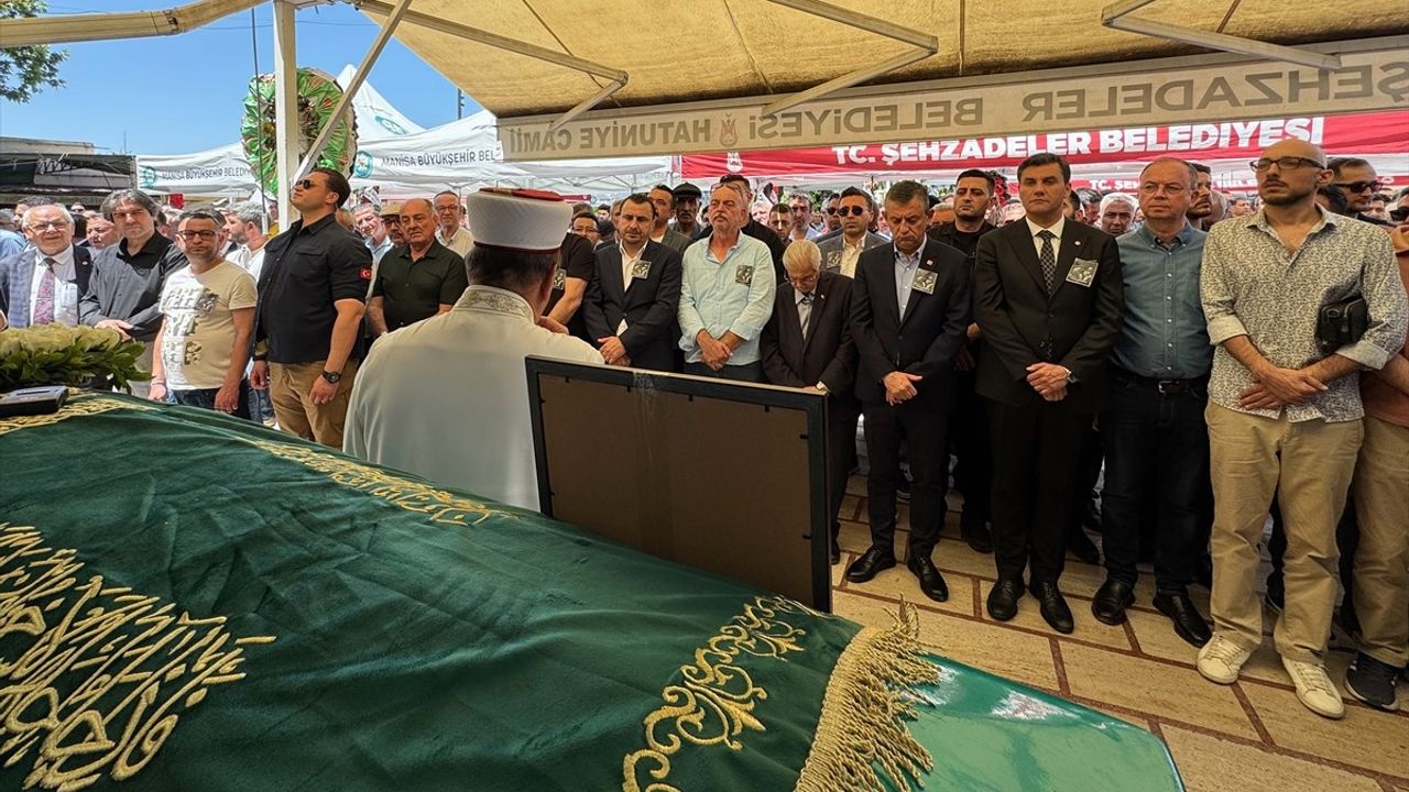 CHP Genel Başkanı Özgür Özel, Manisa'da Cenaze Törenine Katıldı
