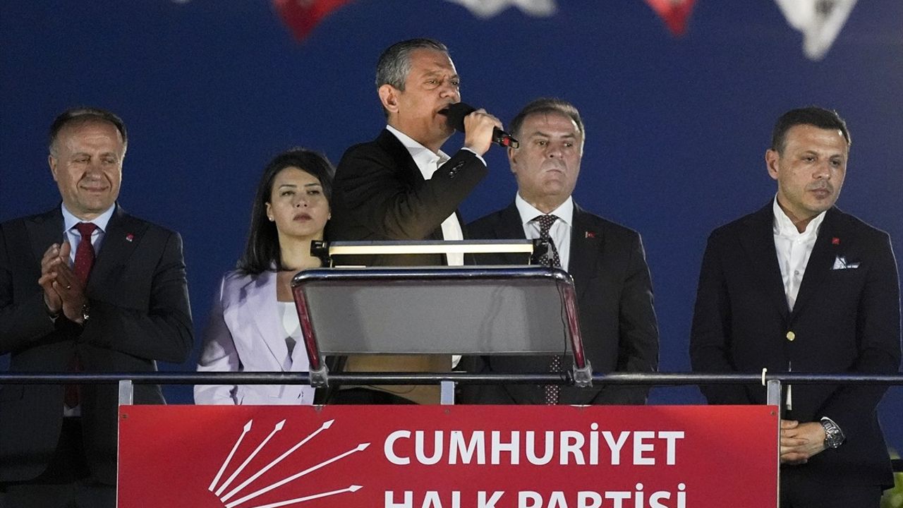 CHP Genel Başkanı Özgür Özel, Pendik Mitinginde Yolsuzluk İddialarını Eleştirdi