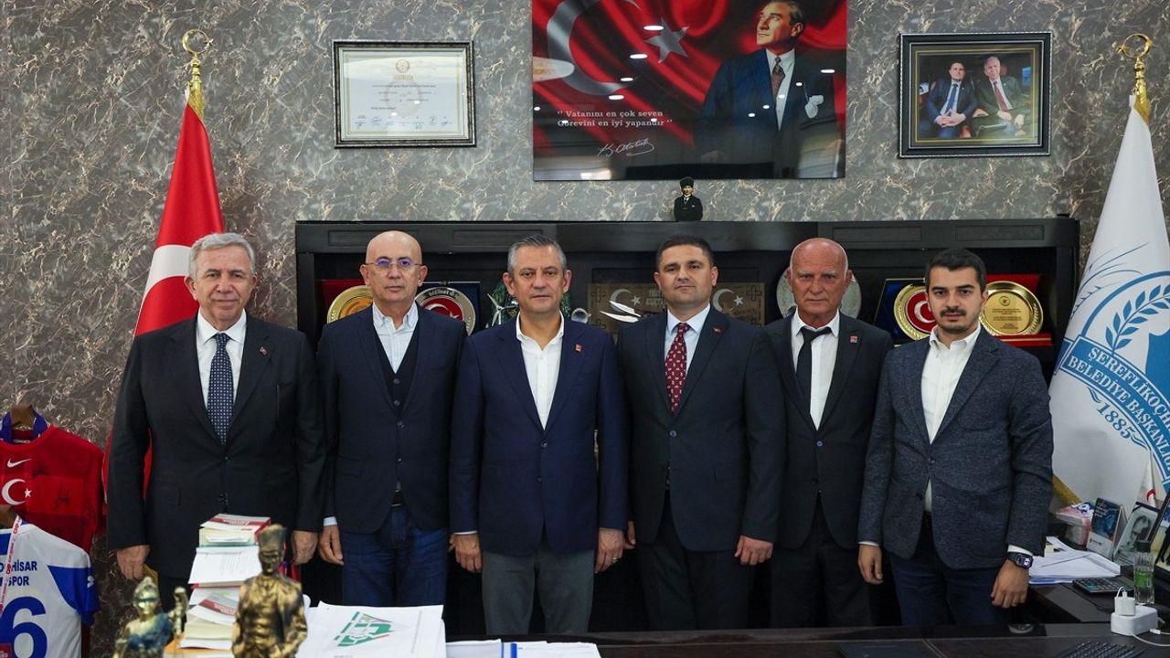 CHP Genel Başkanı Özgür Özel, Şereflikoçhisar'da Partililerle Buluştu