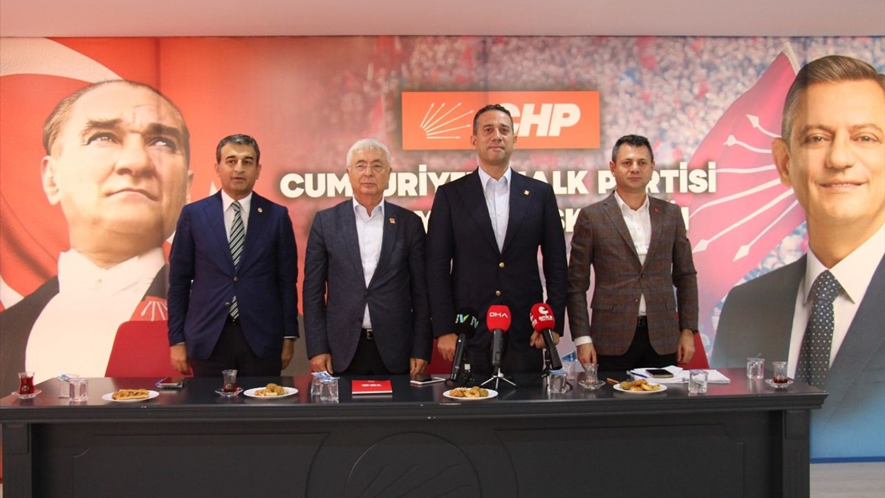 CHP'li Başarır ve Bulut, Antalya'da Miting Davetinde Bulundu