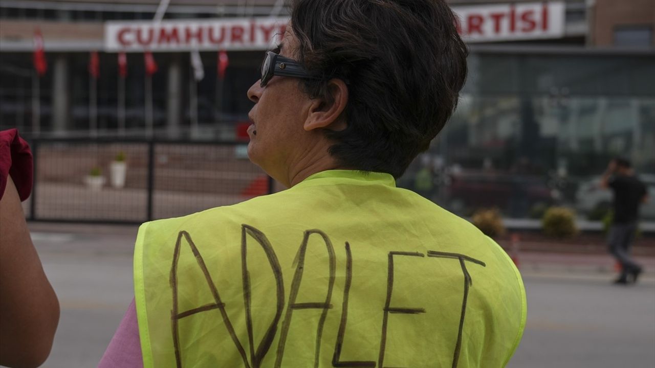 Çiğli Belediyesi İşçileri, CHP Genel Merkezi'nde Eylem Düzenledi
