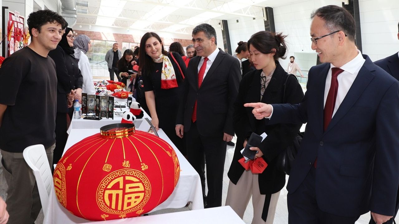 Çin Büyükelçisi Ciang, NEVÜ'yü Ziyaret Etti