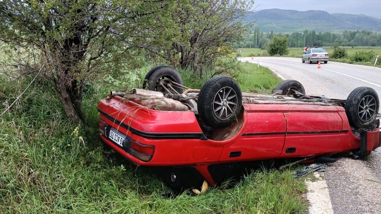 Çorum'da Devrilen Otomobilde 4 Kişi Yaralandı