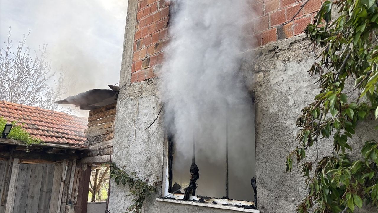 Çorum'da İki Katlı Müstakil Evde Yangın: Olay Anında İtfaiye Müdahale Etti