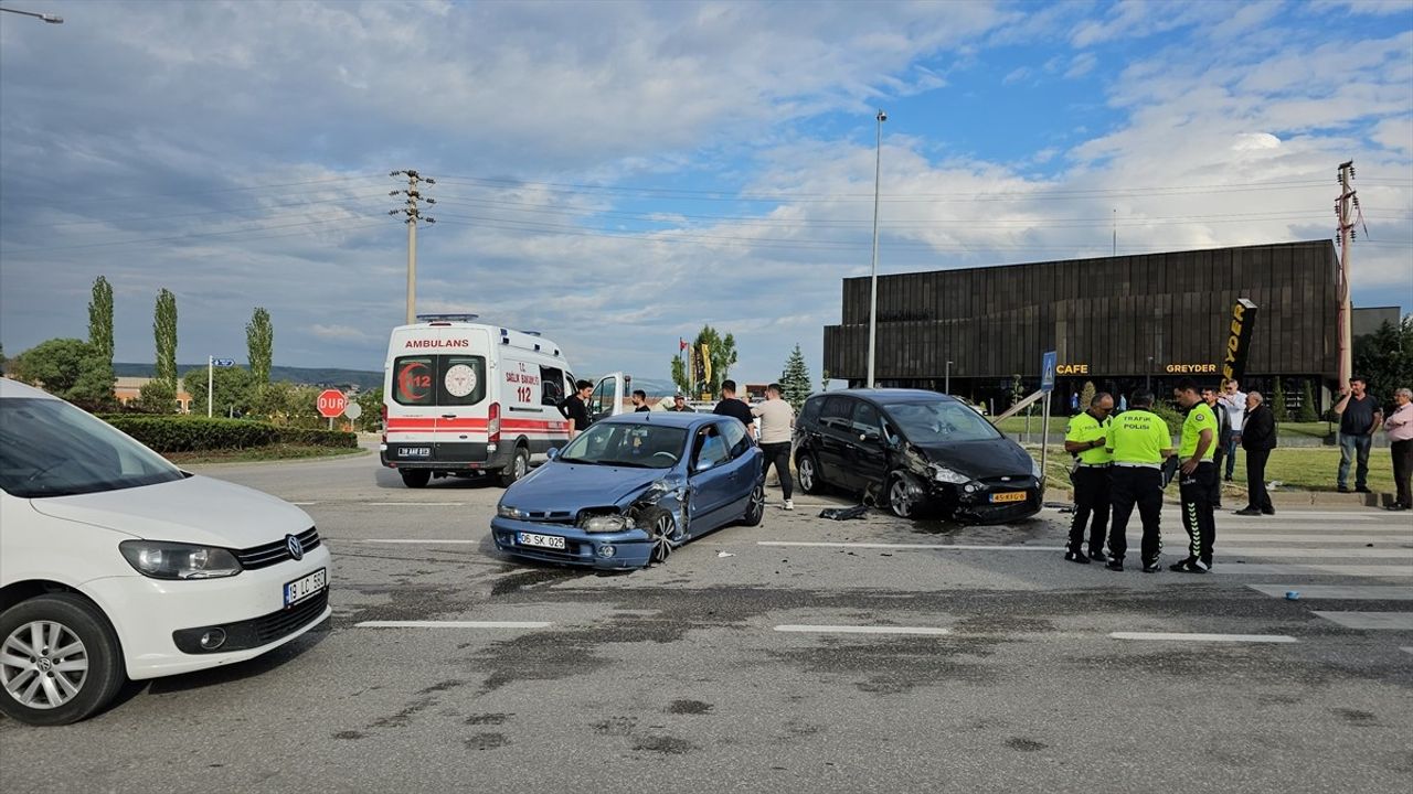 Çorum'da İki Otomobil Çarpıştı: 3 Yaralı