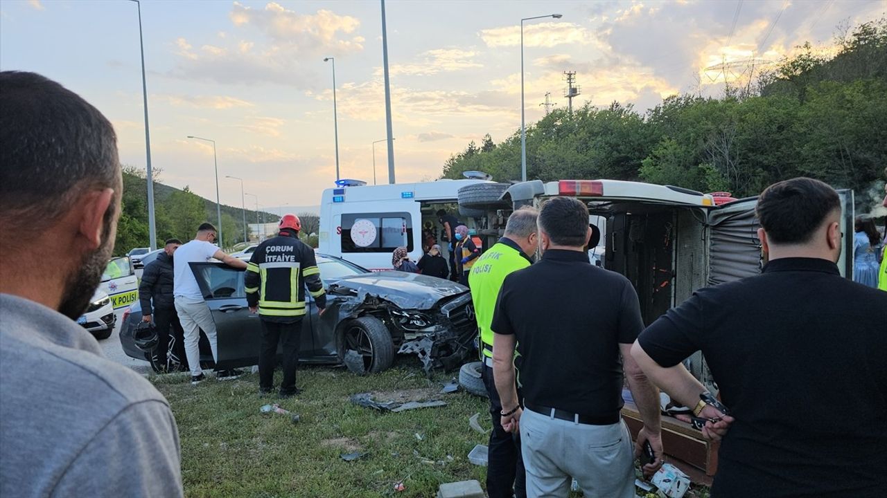 Çorum'da Otomobil ve Minibüs Çarpıştı: 4 Yaralı