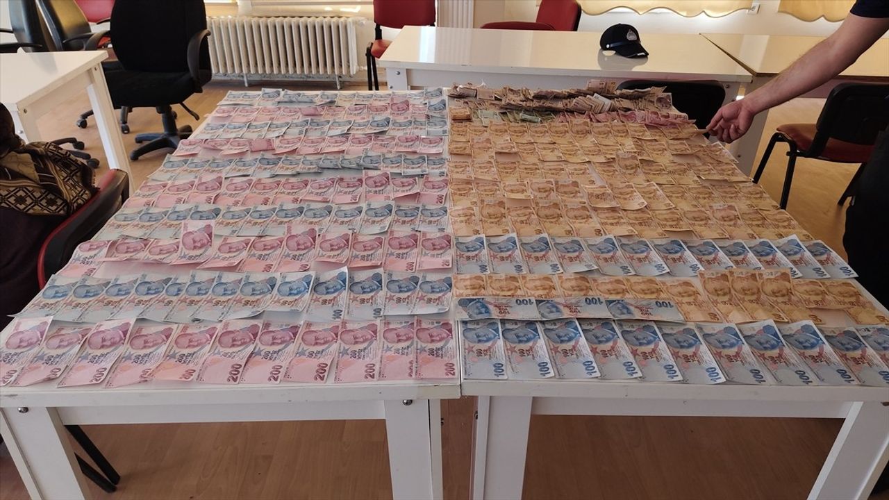 Çorum'da Zabıta Ekipleri, Dilencilerin 5 Saatte Topladığı 24 Bin Lirayı Ele Geçirdi