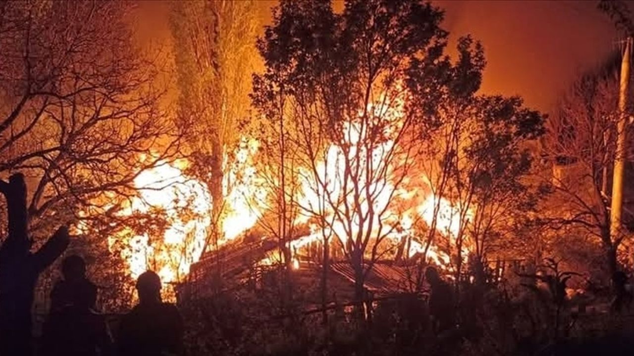 Çorum İskilip'te 3 Evde Yangın: Müdahale Sürüyor