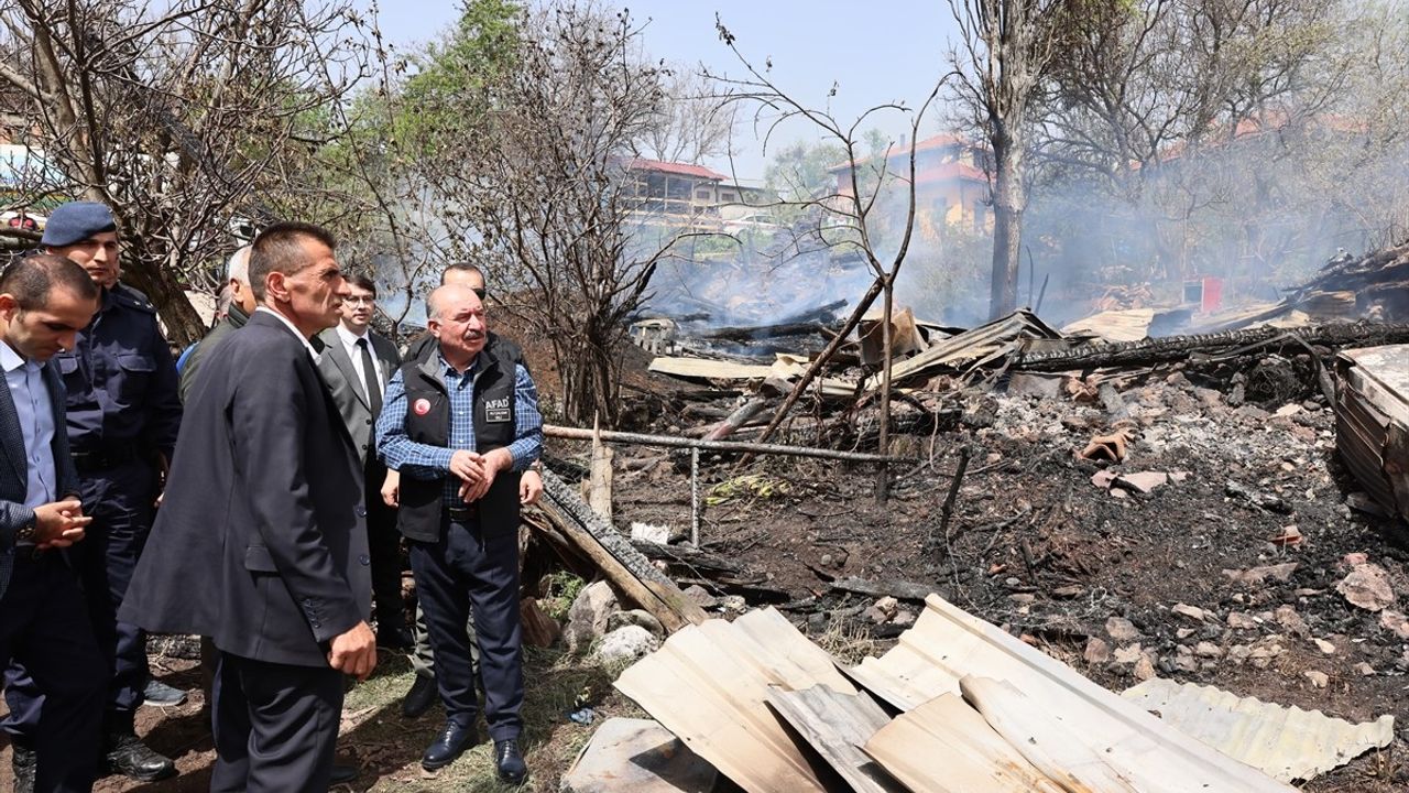 Çorum Valisi Çalgan, Hacıhalil Köyünde Yangın Sonrası İncelemelerde Bulundu