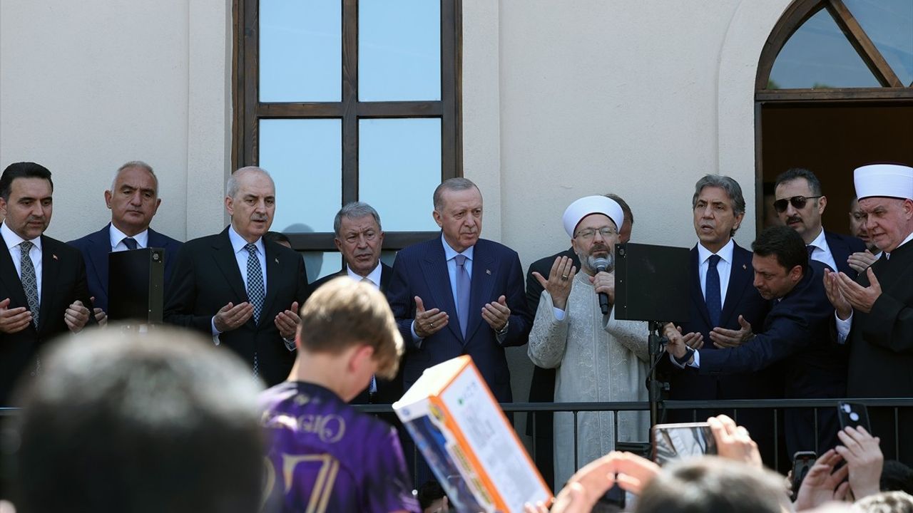 Cumhurbaşkanı Erdoğan, Kireçburnu Gümrükçü İshak Ağa Camisi'nin Açılışını Yaptı