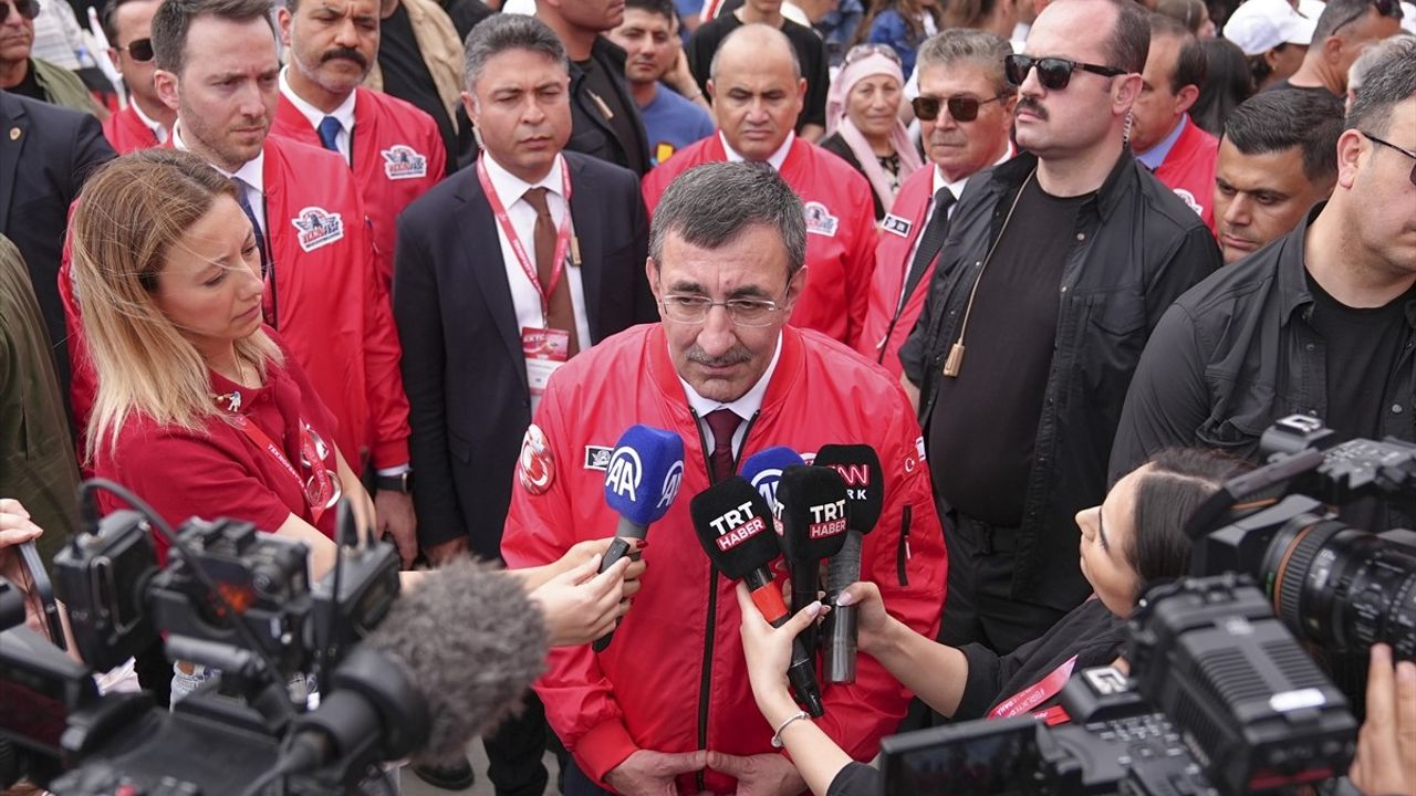 Cumhurbaşkanı Yardımcısı Yılmaz, TEKNOFEST KKTC'de AA Standını Ziyaret Etti