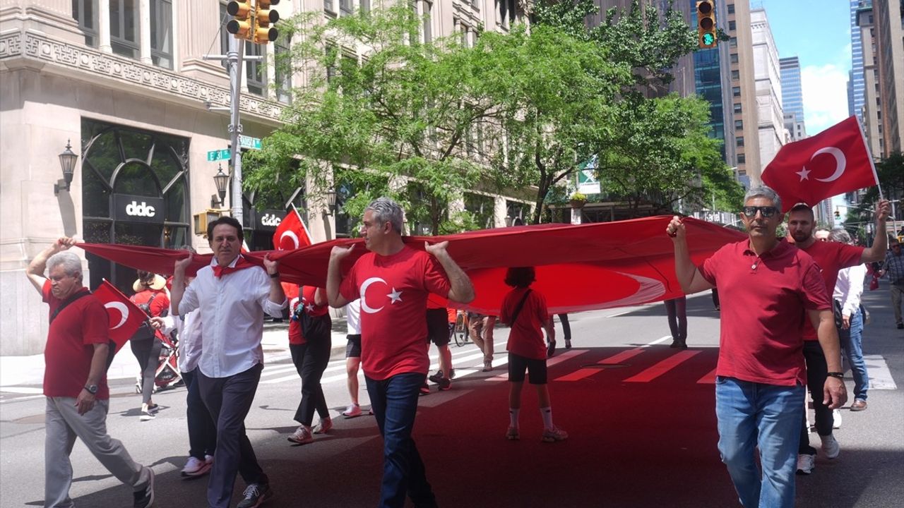 Cumhurbaşkanlığı İletişim Başkanı Altun, New York'taki Türk Günü Yürüyüşü'nde Mesaj Verdi