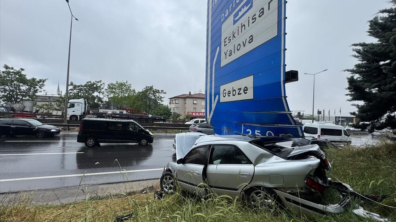 D-100 Kara Yolunda Trafik Kazası: Otomobil Levhaya Çarptı