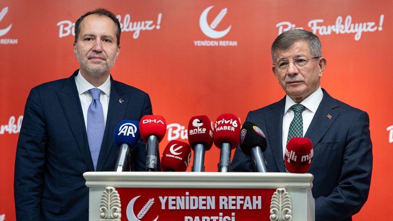 Davutoğlu, Erbakan ile Yeni Anayasa Üzerine Görüştü