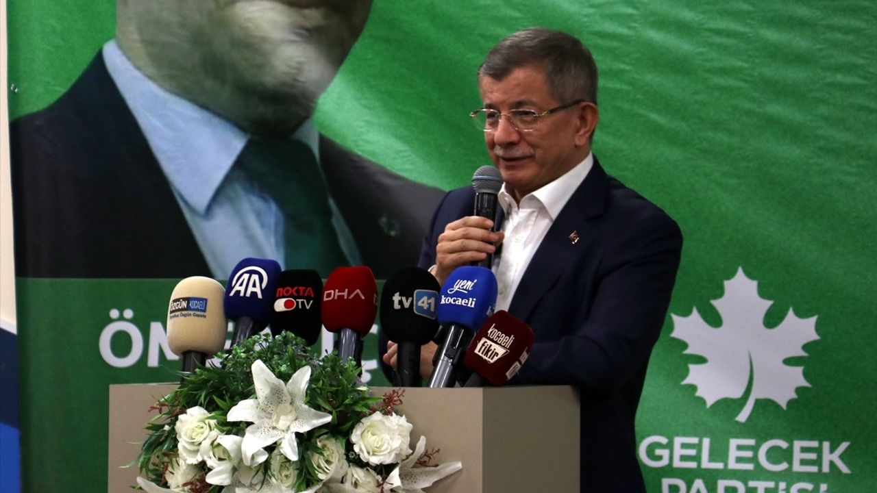 Davutoğlu, Kocaeli'de Anneler Günü Programına Katıldı