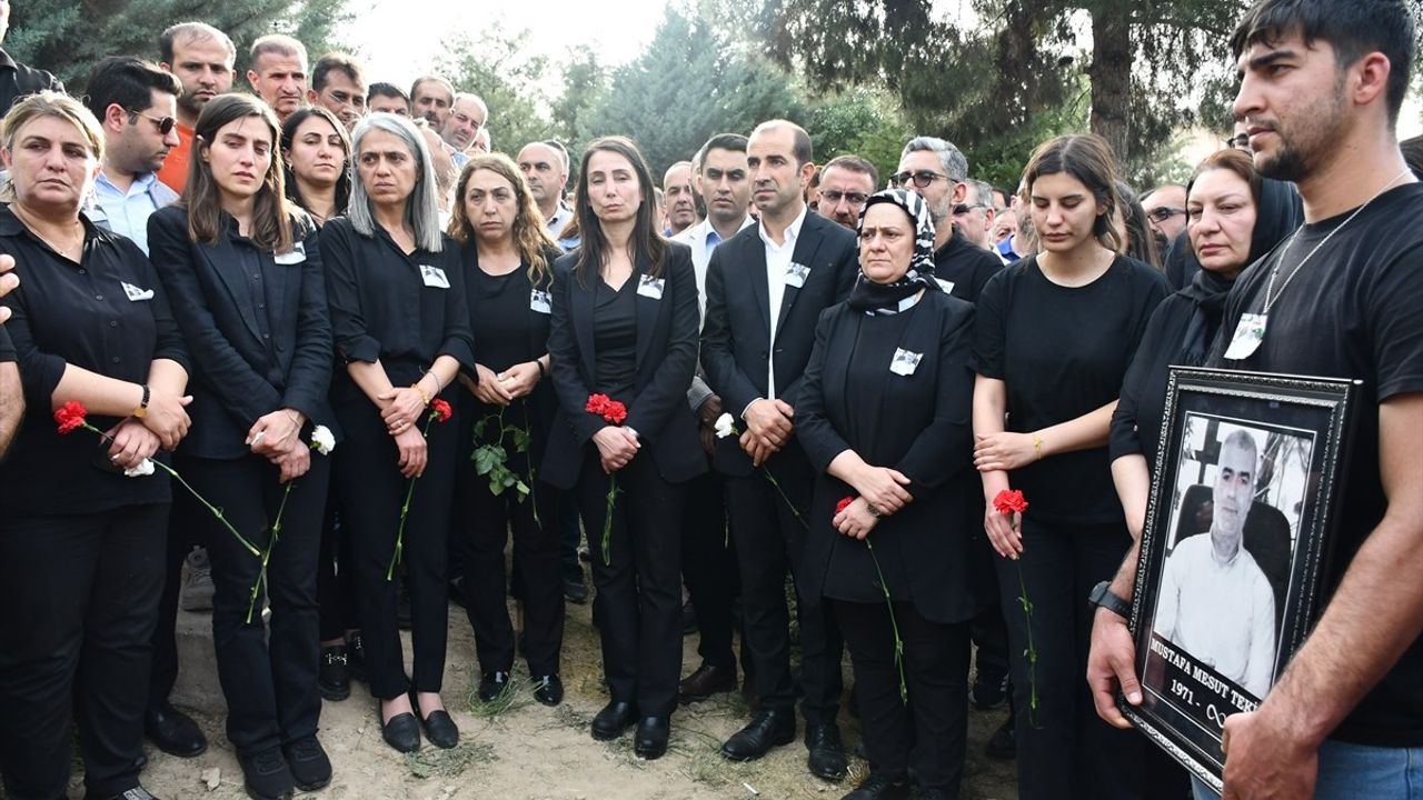 DEM Parti Eş Genel Başkanı Hatimoğulları, Batman'da Cenaze Törenine Katıldı