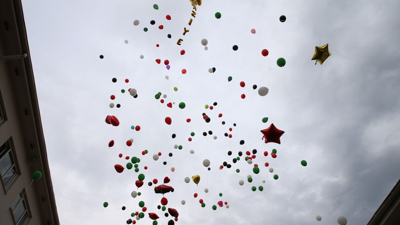 Denizli'de Ender Genetik Hastalıkla Mücadele Eden Raziye İçin Balon Bırakıldı