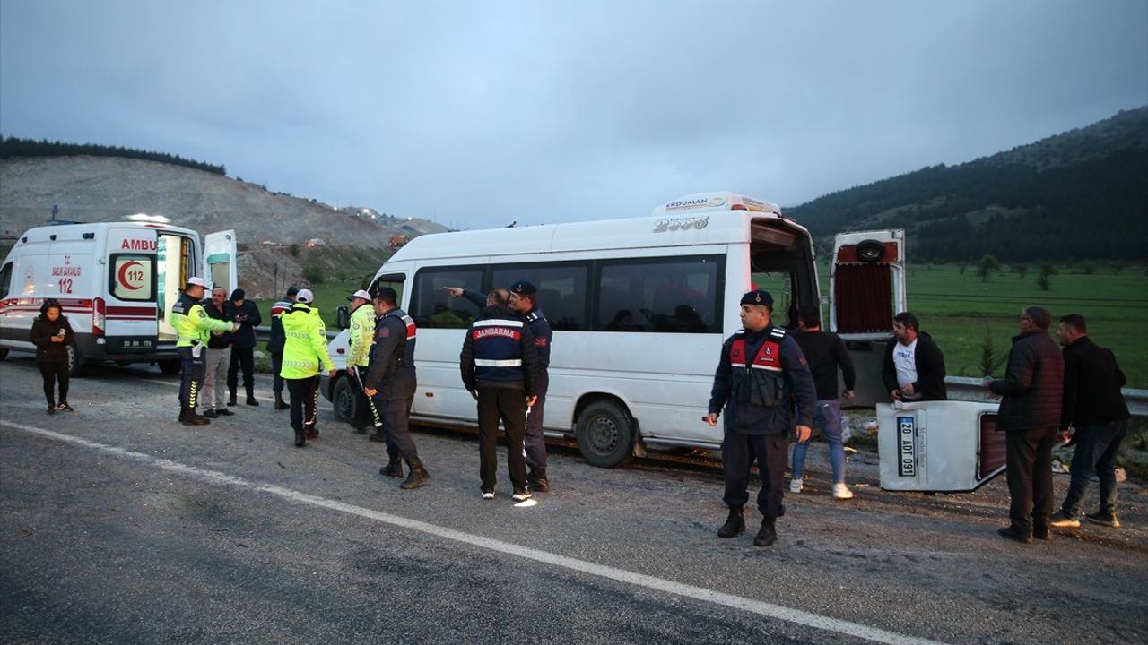 Denizli'de Minibüs Kazasında 18 Kişi Yaralandı