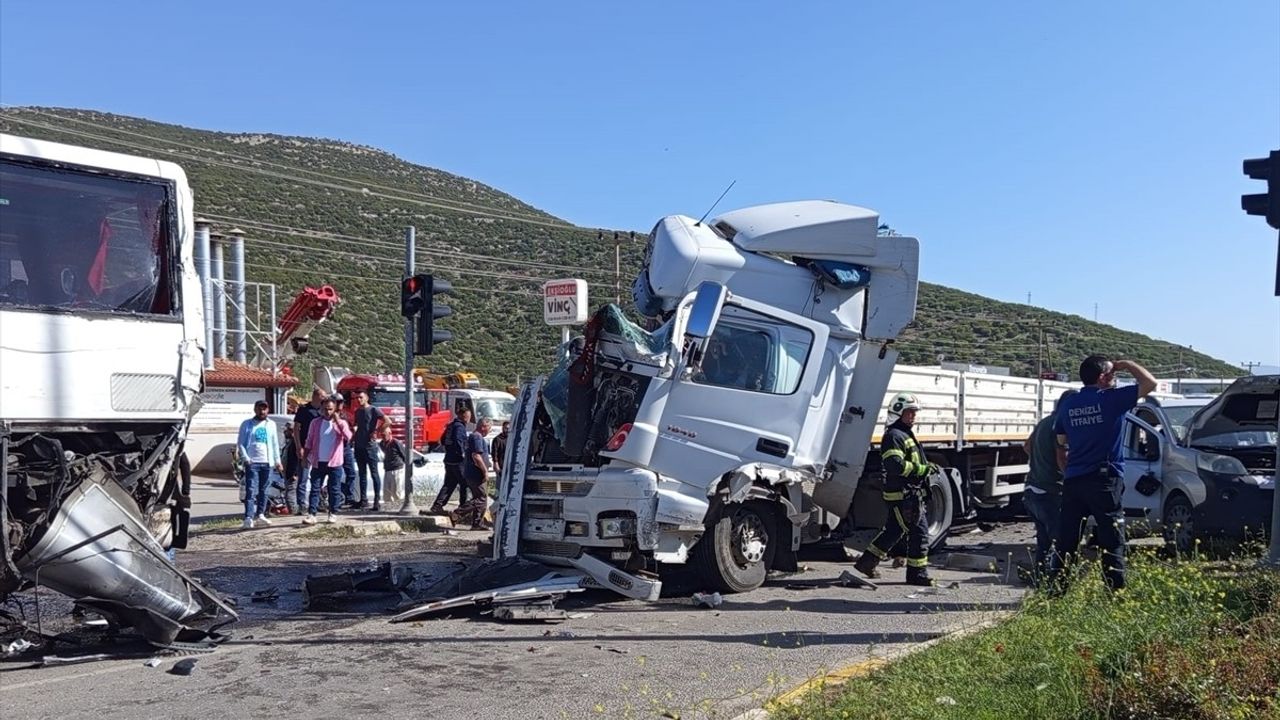 Denizli'de Üç Araçlı Trafik Kazası: 2 Yaralı