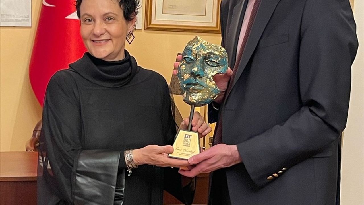 Devlet Tiyatroları 'Medea Material' ile St. Petersburg'da Alkışlandı