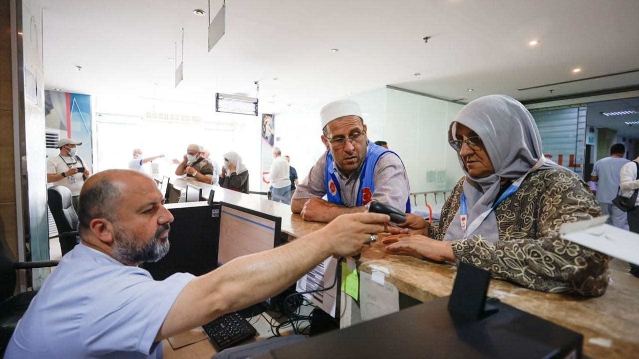 Diyanet Başkanı Erbaş, Mekke Hastanesi'ni Ziyaret Etti