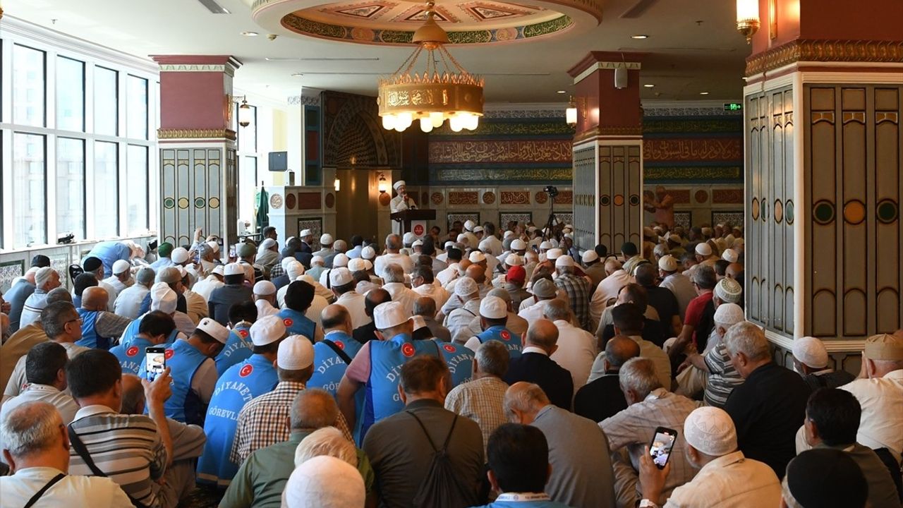 Diyanet İşleri Başkanı Erbaş, Mekke'de Hacı Adaylarıyla Buluştu