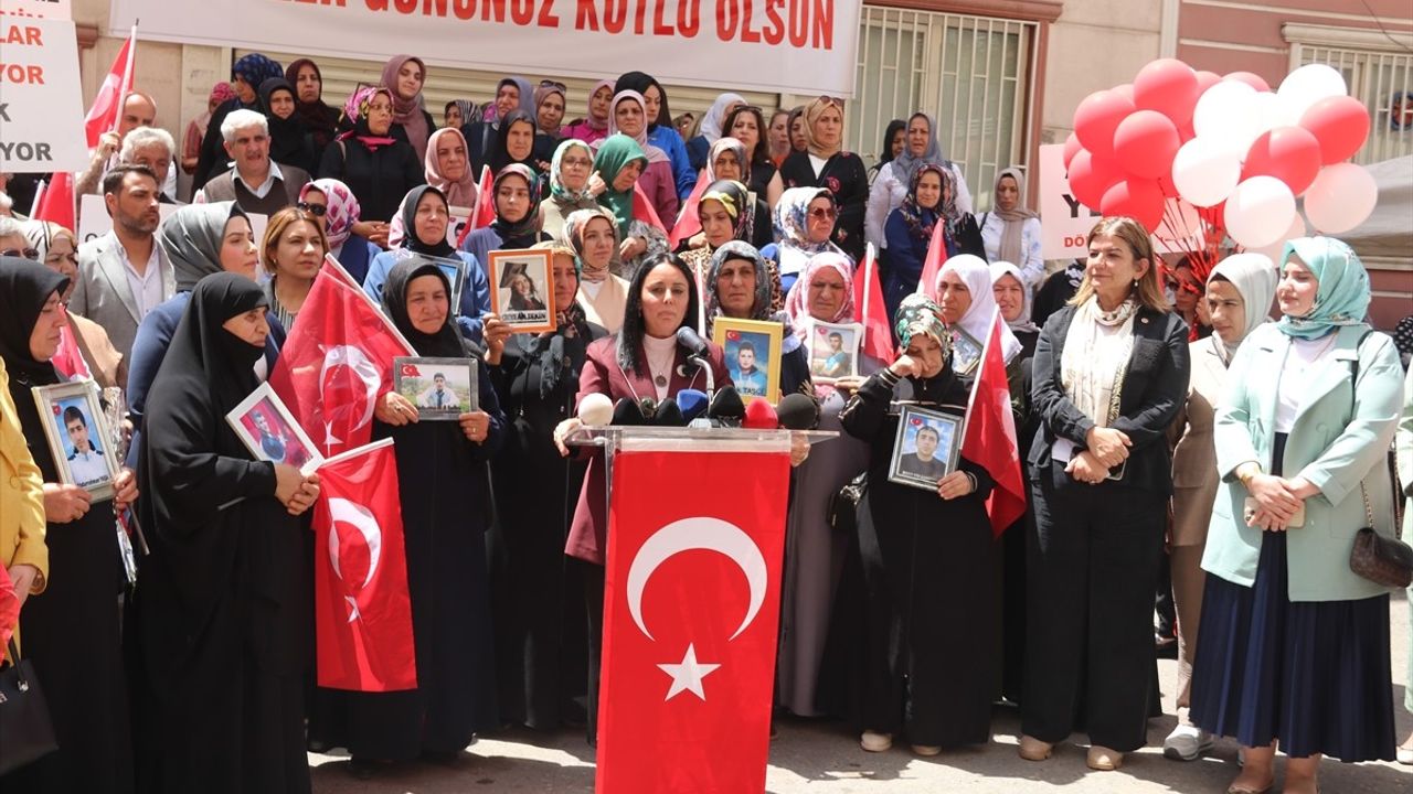 Diyarbakır Anneleri Anneler Günü'nde Evlat Nöbetine Devam Etti