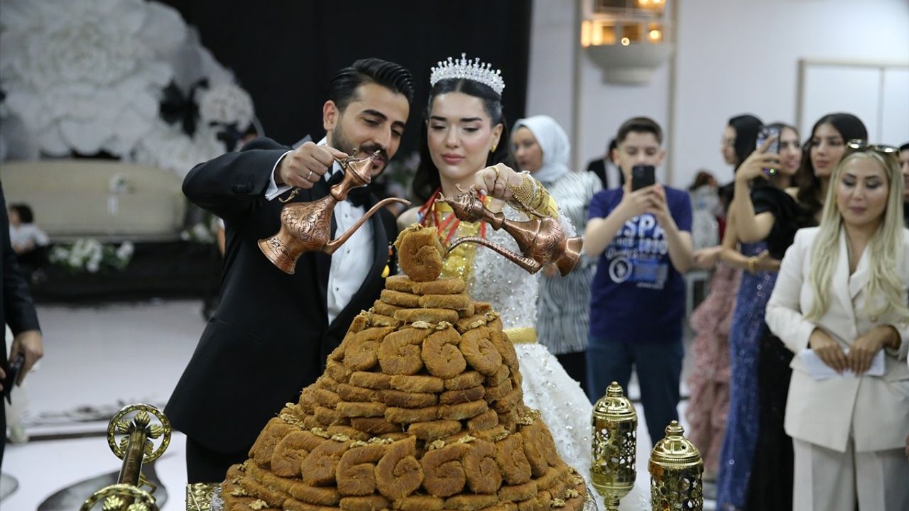 Diyarbakır'da Düğün Gelenekleriyle Fark Yaratan Çift: Pasta Yerine Burma Kadayıf