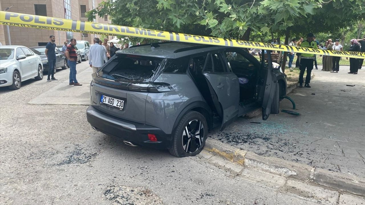 Diyarbakır'da Hastane Bahçesinde Oturanlara Otomobil Çarptı: 1 Ölü, 1 Yaralı
