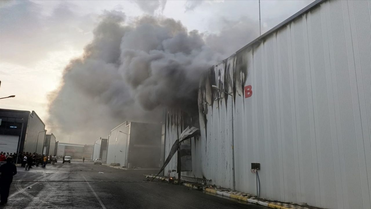 Diyarbakır'da Kimyasal Maddelerle Dolu Depoda Yangın