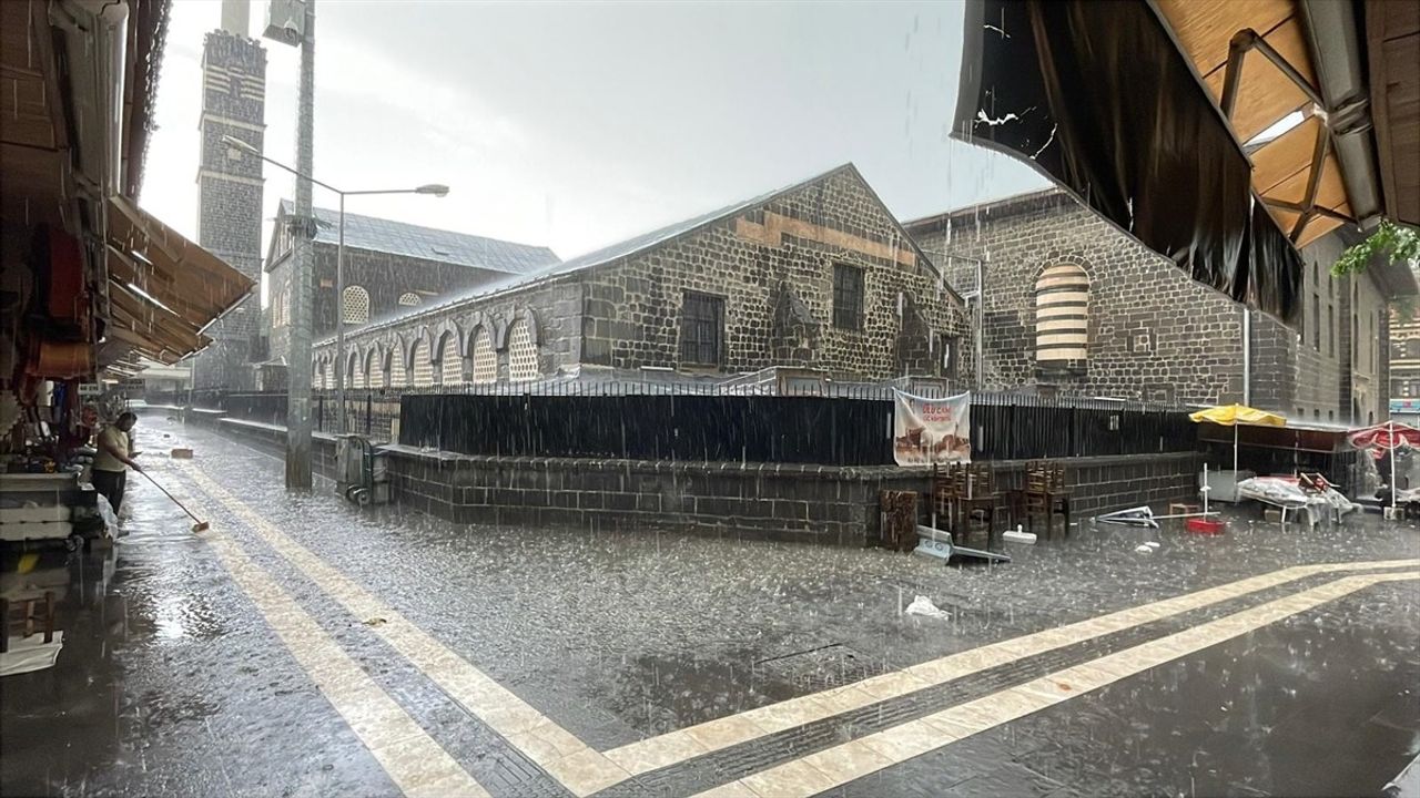 Diyarbakır'da Sağanak, Dolu ve Kuvvetli Rüzgar Hayatı Olumsuz Etkiledi