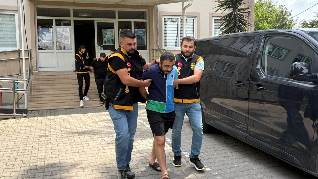 Dolmuşla Saldırı: Kıraathane Önünde Açılan Ateşle Bir Kişi Yaralandı