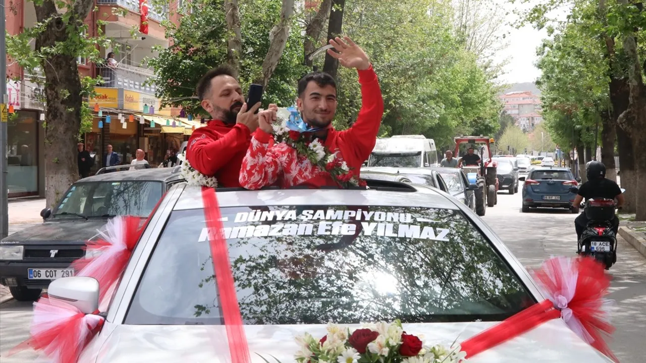 Dünya Şampiyonu Halterci Ramazan Efe Yılmaz, Çankırı'da Coşkuyla Karşılandı