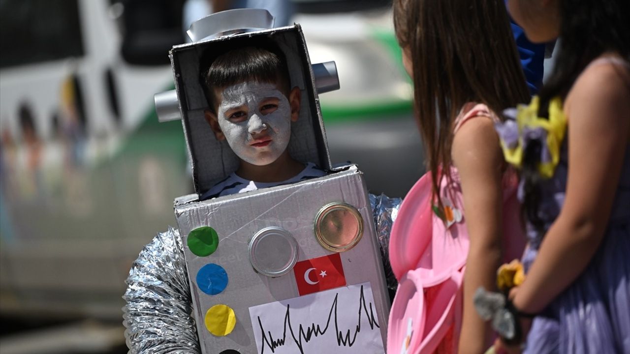 Düzce'de Anaokulu Öğrencileri Atık Malzemelerle Tasarladıkları Kıyafetleri Sergiledi
