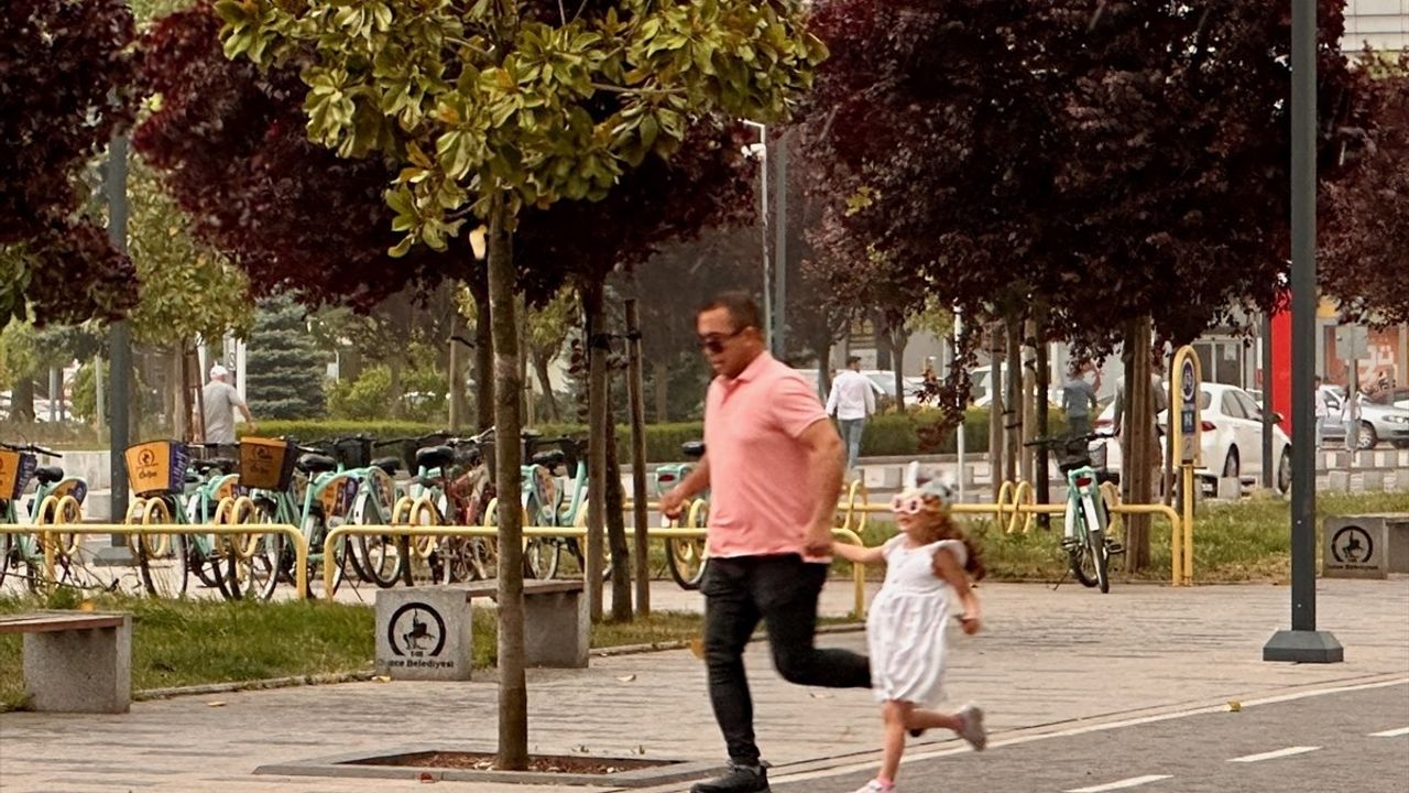 Düzce'de Aniden Bastıran Sağanak Yağış Hayatı Olumsuz Etkiledi