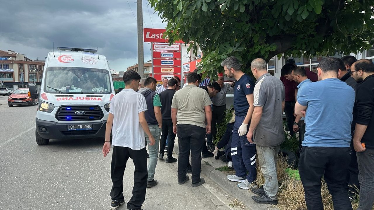 Düzce'de Kamyonun Dorse Kapağı Bisikletliye Çarptı