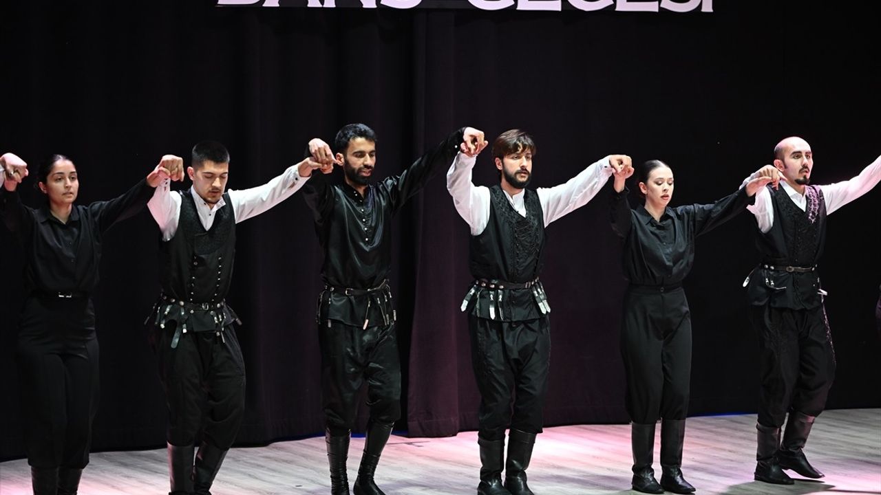 Düzce'de 'Kültürlerin Işığında Dans' Etkinliği Renkli Görüntülere Sahne Oldu