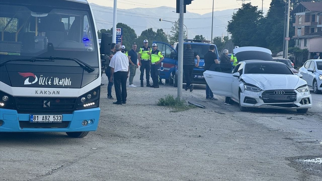 Düzce'de Midibüse Otomobil Çarptı: 7 Yaralı