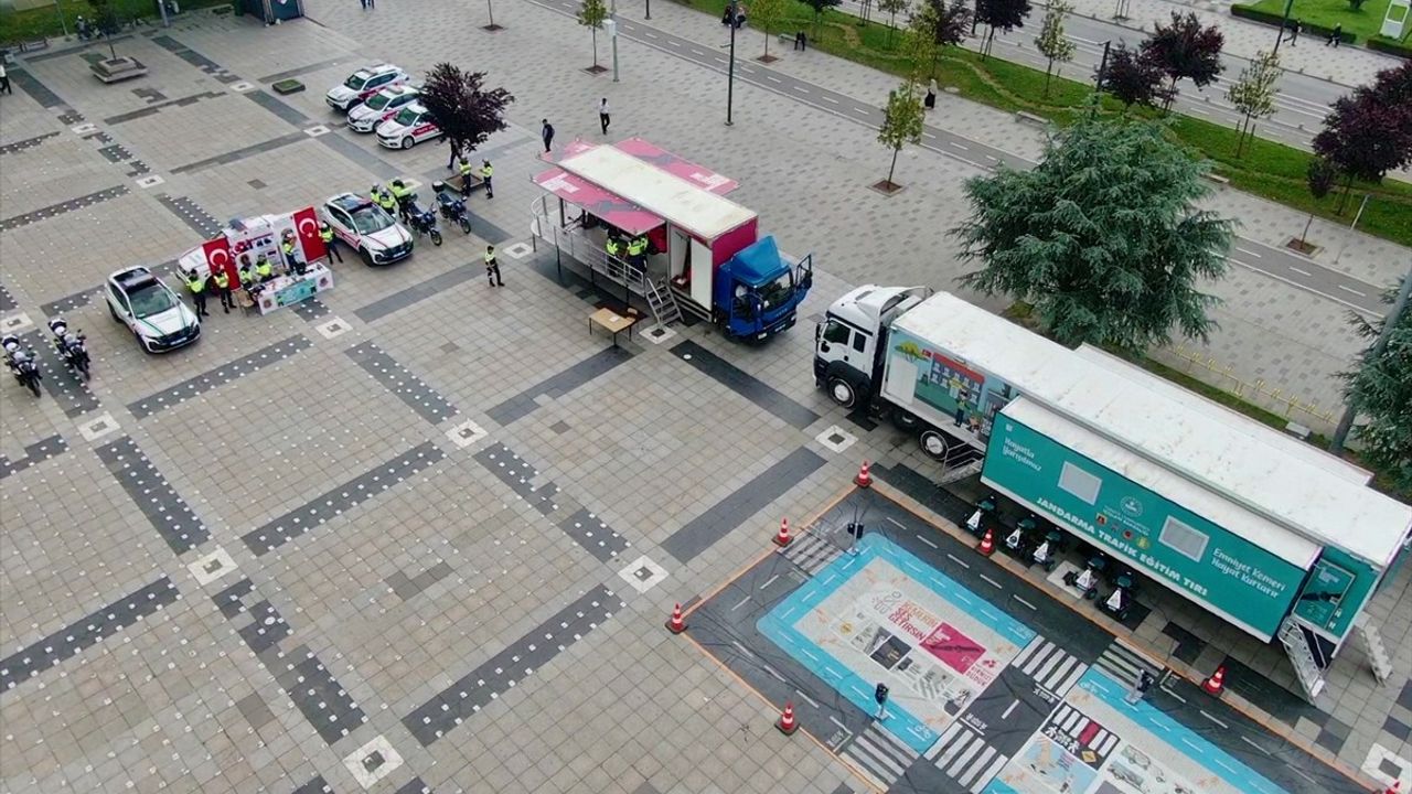 Düzce'de Mobil Eğitim Tırında Trafik Kuralları Anlatıldı