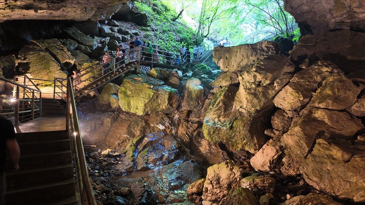 Düzce'de Sarıkaya Mağarası'nda Gençlik Festivali Başladı