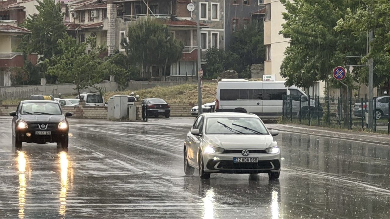 Edirne'de Sağanak Yağış Hayatı Olumsuz Etkiliyor