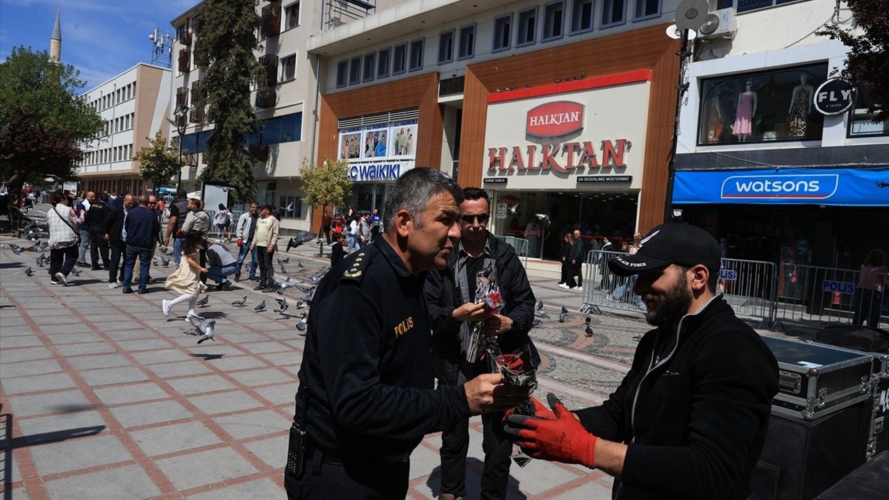 Edirne Emniyet Müdürü İşçilere 1 Mayıs'ta Çiçek Hediye Etti