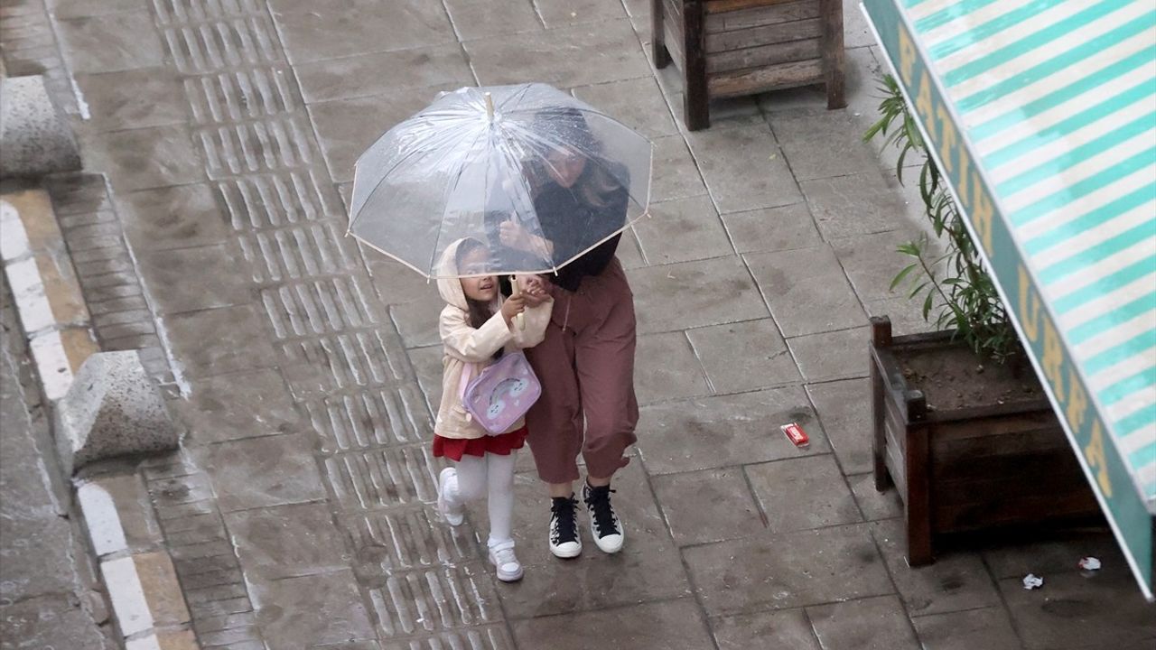 Edirne ve Kırklareli'de Sağanak Yağış Hayatı Olumsuz Etkiledi