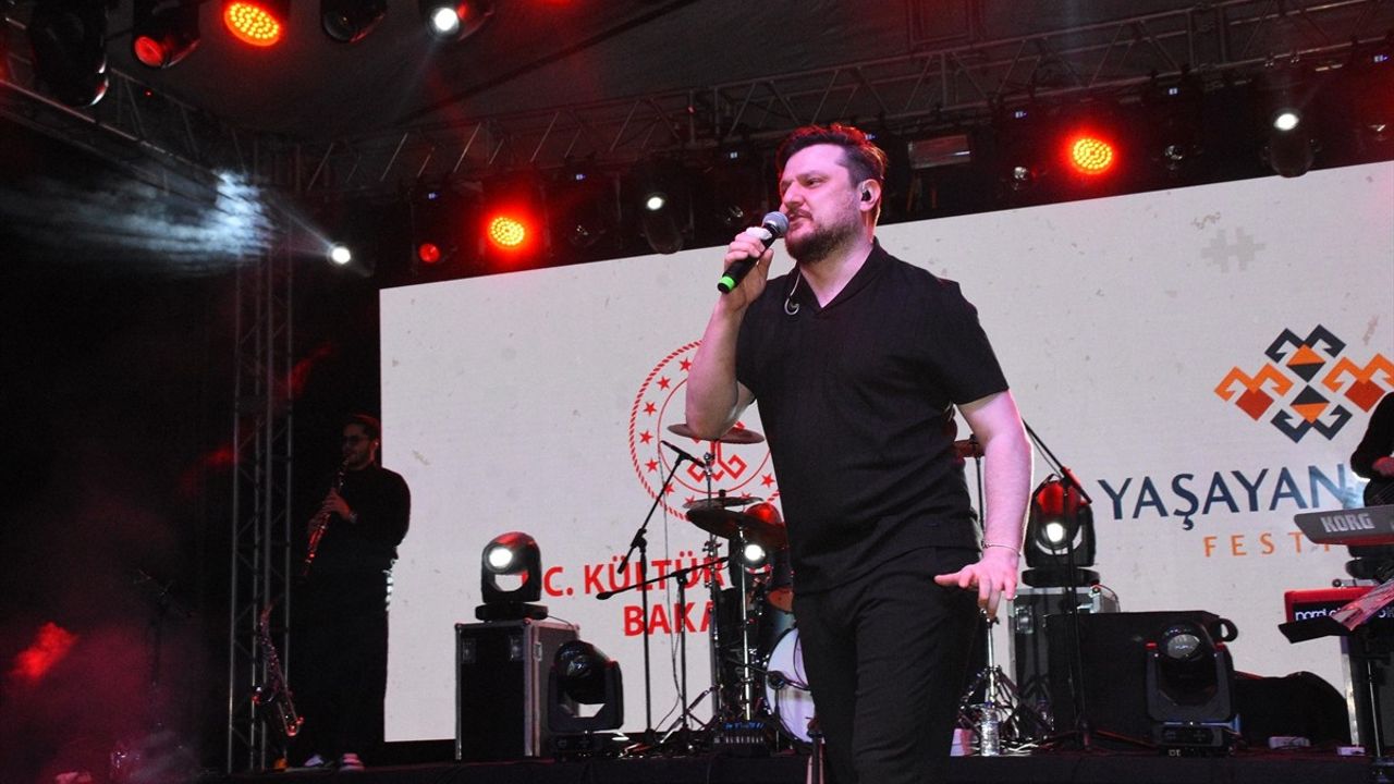 Ekin Uzunlar, Yaşayan Miras Festivali'nde Afyonkarahisar'da Konser Verdi