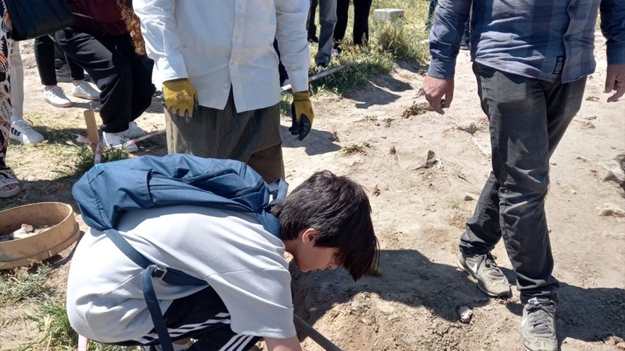 Elazığ'da Öğrenciler Arkeolojik Kazı Deneyimi Yaşadı