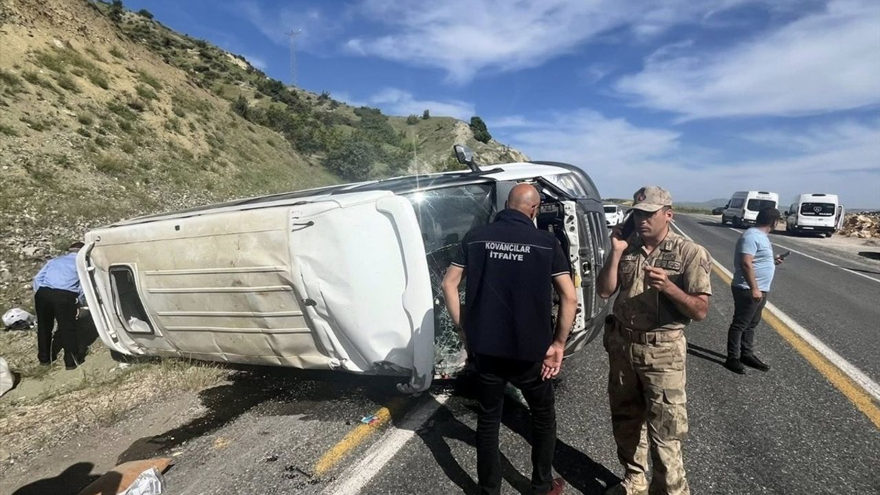 Elazığ'da Yolcu Minibüsü Devrildi: 7 Yaralı