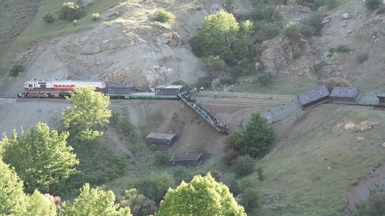 Elazığ'da Yük Treni Kazası: 5 Vagon Raydan Çıktı