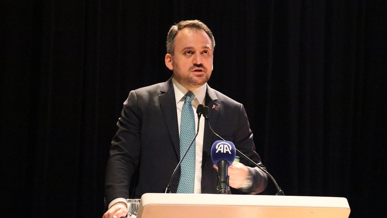 Eminoğlu, Sakarya'da Gönüllülük Zirvesi'nde Konuştu