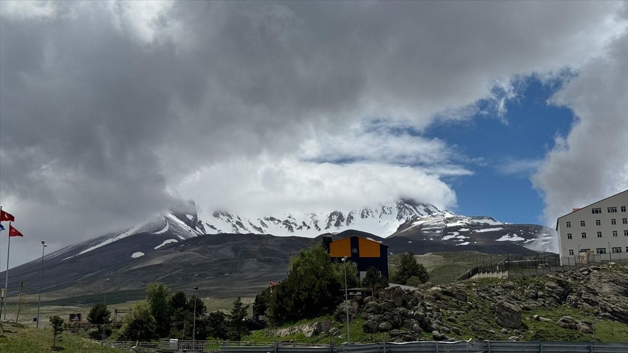 Erciyes Dağı Zirvesine Mayıs Ayında Kar Yağdı