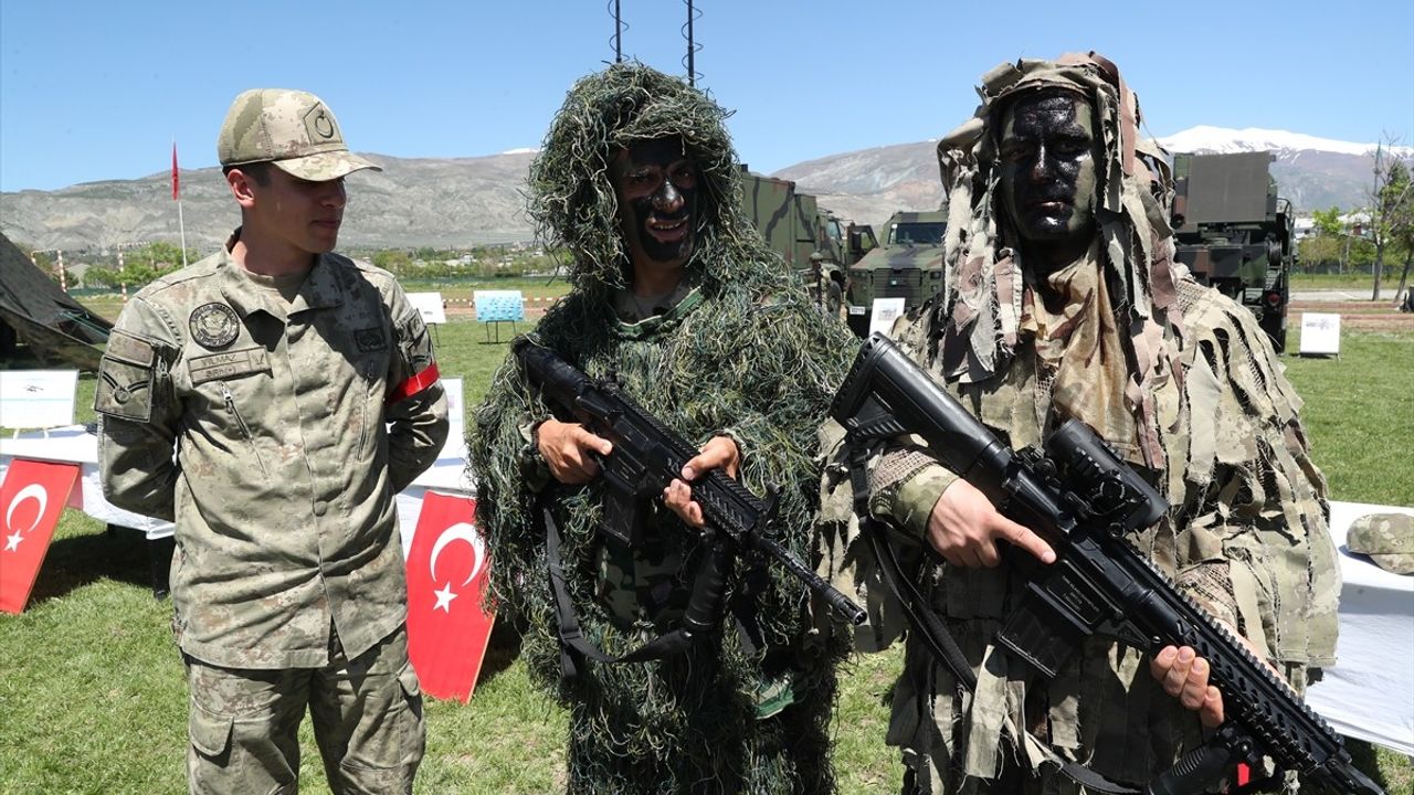 Erzincan'da 54 Engelli Genç, Bir Günlüğüne Askerlik Yapmanın Gururunu Yaşadı